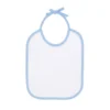 Babero personalizado en blanco con cinta azul Babero de bebé en blanco con ribete y cinta azul, antes de personalizar (imagen creada con IA)