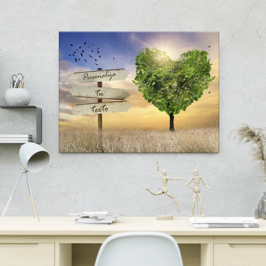 Cuadro con texto personalizado · árbol corazón verde al atardecer (ambiente) Cuadro con texto personalizado colgado en la pared: árbol corazón verde al atardecer con cartel para tu frase