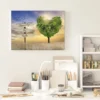 Cuadro con texto personalizado · árbol corazón verde al atardecer (ambiente) Cuadro con texto personalizado colgado en la pared: árbol corazón verde al atardecer con cartel para tu frase