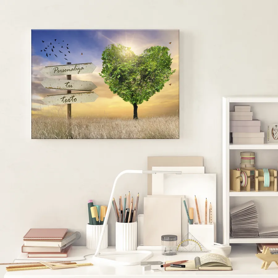 Cuadro con texto personalizado · árbol corazón verde al atardecer (ambiente) Cuadro con texto personalizado colgado en la pared: árbol corazón verde al atardecer con cartel para tu frase