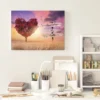 Cuadro con texto personalizado · árbol corazón rojo al atardecer (ambiente) Cuadro con texto personalizado colgado en la pared: árbol corazón rojo al atardecer con cartel para tu frase