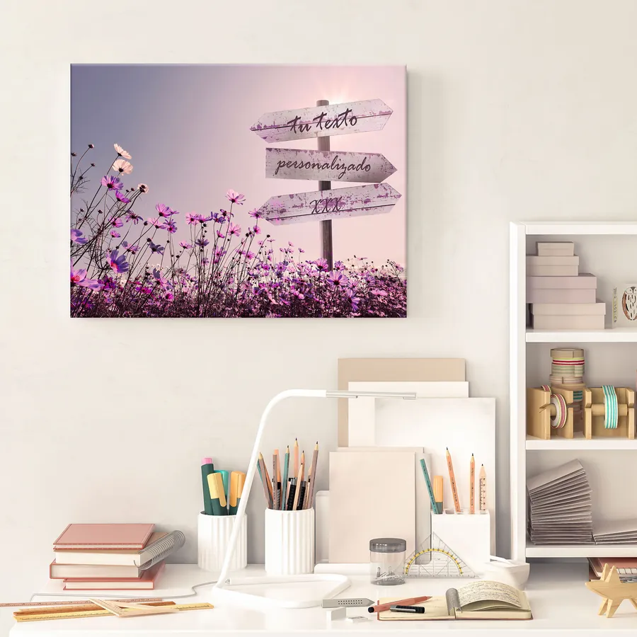 Cuadro con texto personalizado · flores lila y cartel (ambiente) Cuadro con texto personalizado colgado en la pared: flores lila y cartel con cartel para tu frase