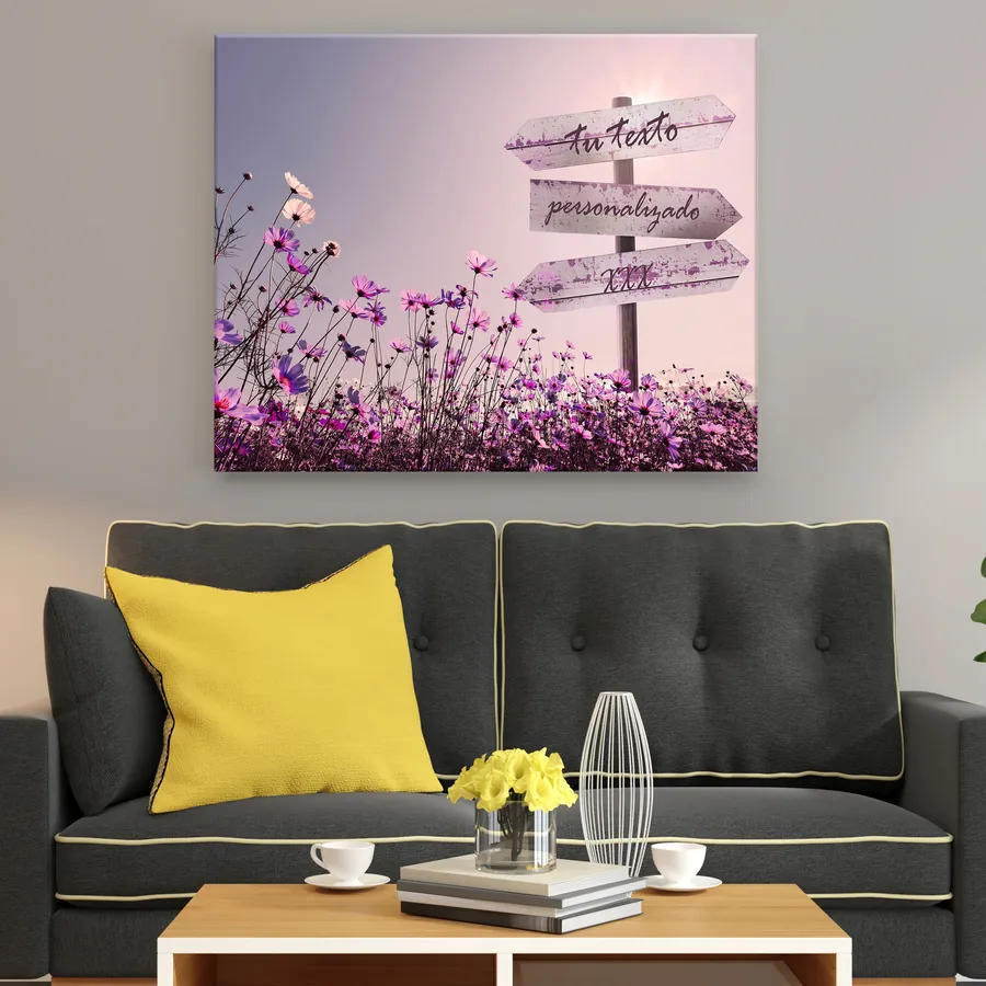 Cuadro con texto personalizado · flores lila y cartel (ambiente) Cuadro con texto personalizado colgado en la pared: flores lila y cartel con cartel para tu frase