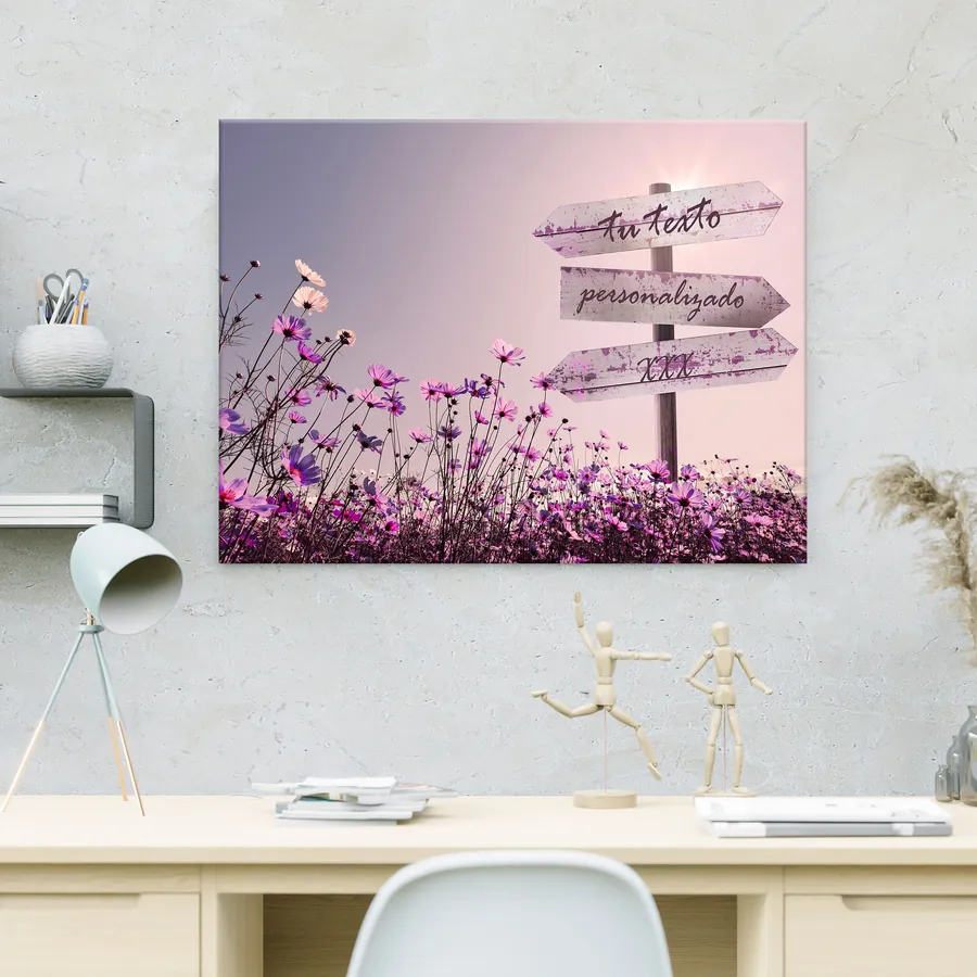 Cuadro con texto personalizado · flores lila y cartel (ambiente) Cuadro con texto personalizado colgado en la pared: flores lila y cartel con cartel para tu frase