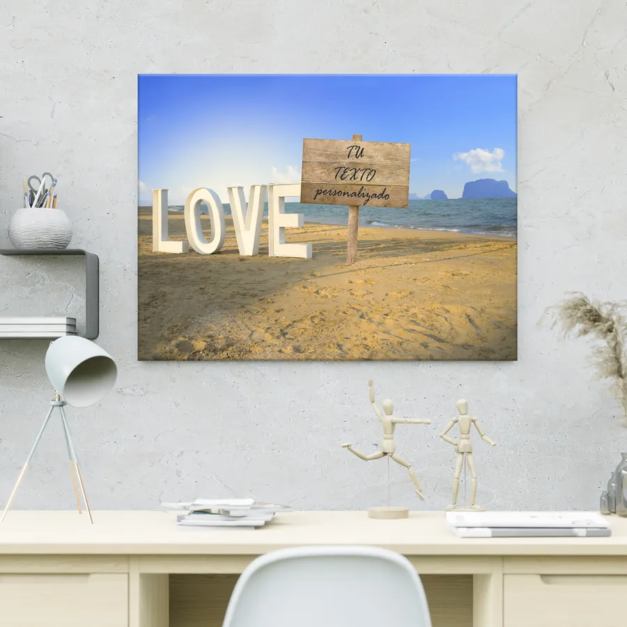 Cuadro con texto personalizado · playa con letras LOVE (ambiente) Cuadro con texto personalizado colgado en la pared: playa con letras LOVE con cartel para tu frase