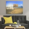 Cuadro con texto personalizado · playa con letras LOVE (ambiente) Cuadro con texto personalizado colgado en la pared: playa con letras LOVE con cartel para tu frase