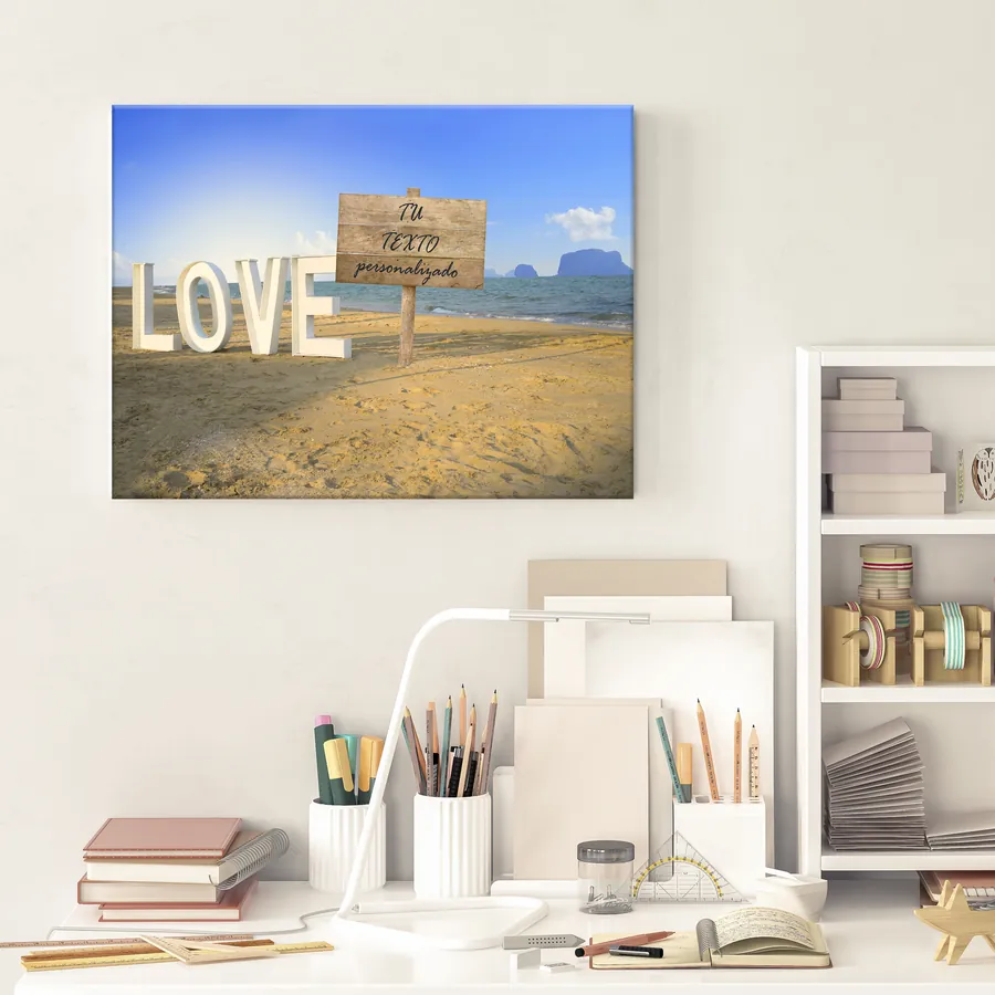 Cuadro con texto personalizado · playa con letras LOVE (ambiente) Cuadro con texto personalizado colgado en la pared: playa con letras LOVE con cartel para tu frase