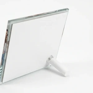 Parte trasera de la foto en cristal con el pie de sobremesa blanco (imagen creada con IA)