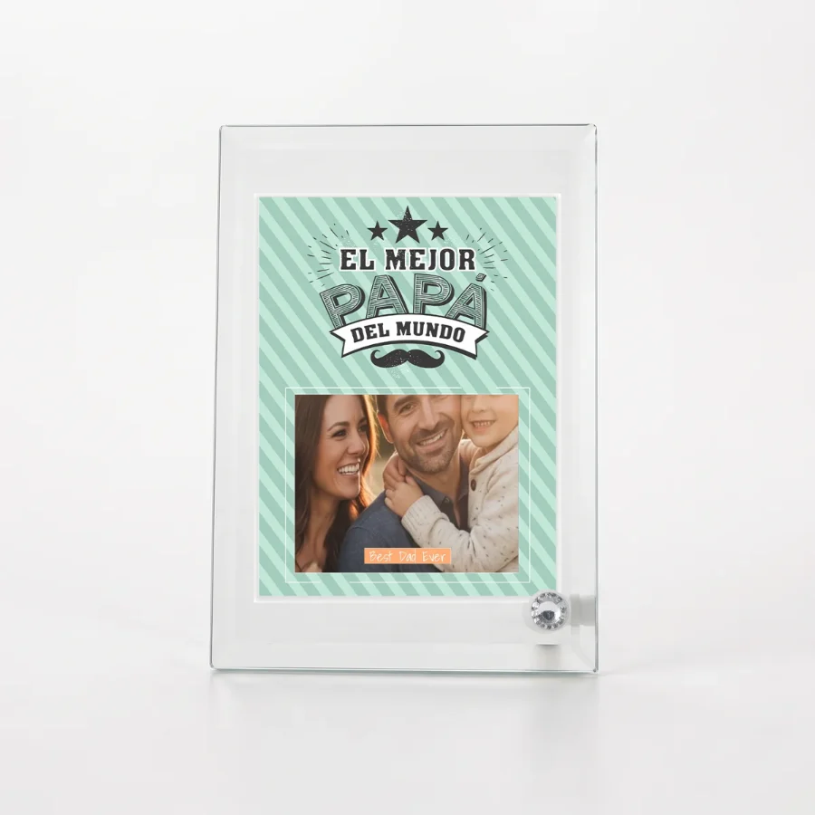Foto en cristal con diseño PA34A Foto en cristal biselado 13x18 con el diseño PA34A y una foto de ejemplo (imagen creada con IA)