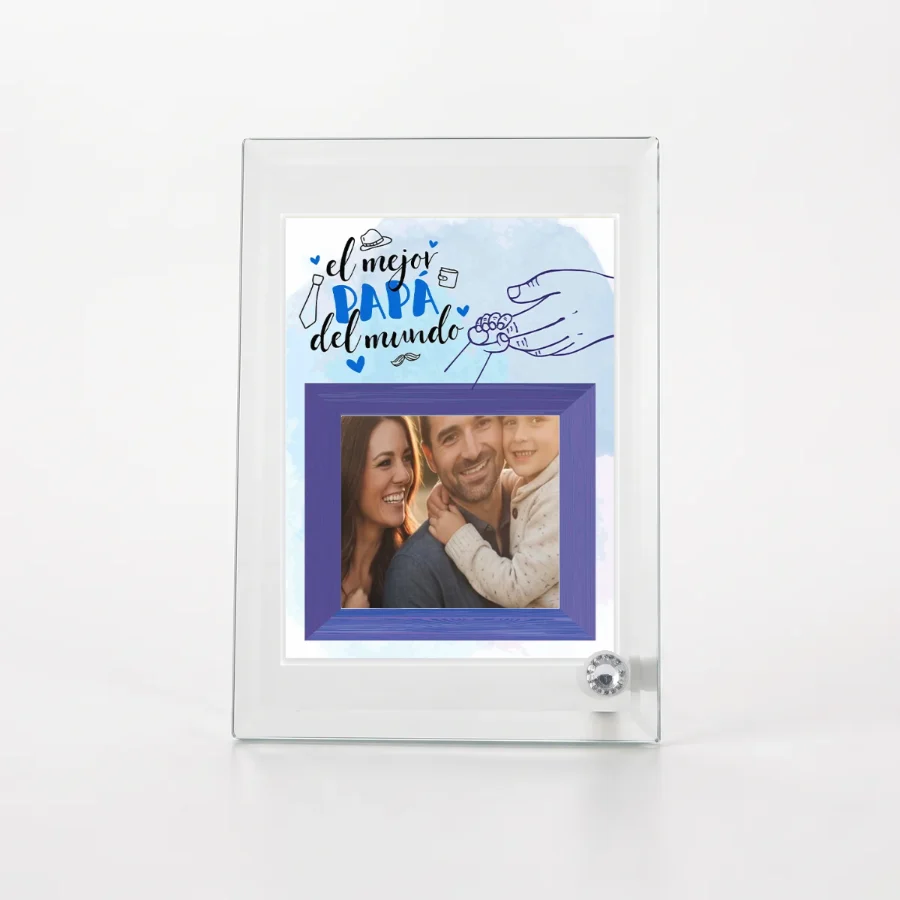 Foto en cristal con diseño PA34B Foto en cristal biselado 13x18 con el diseño PA34B y una foto de ejemplo (imagen creada con IA)