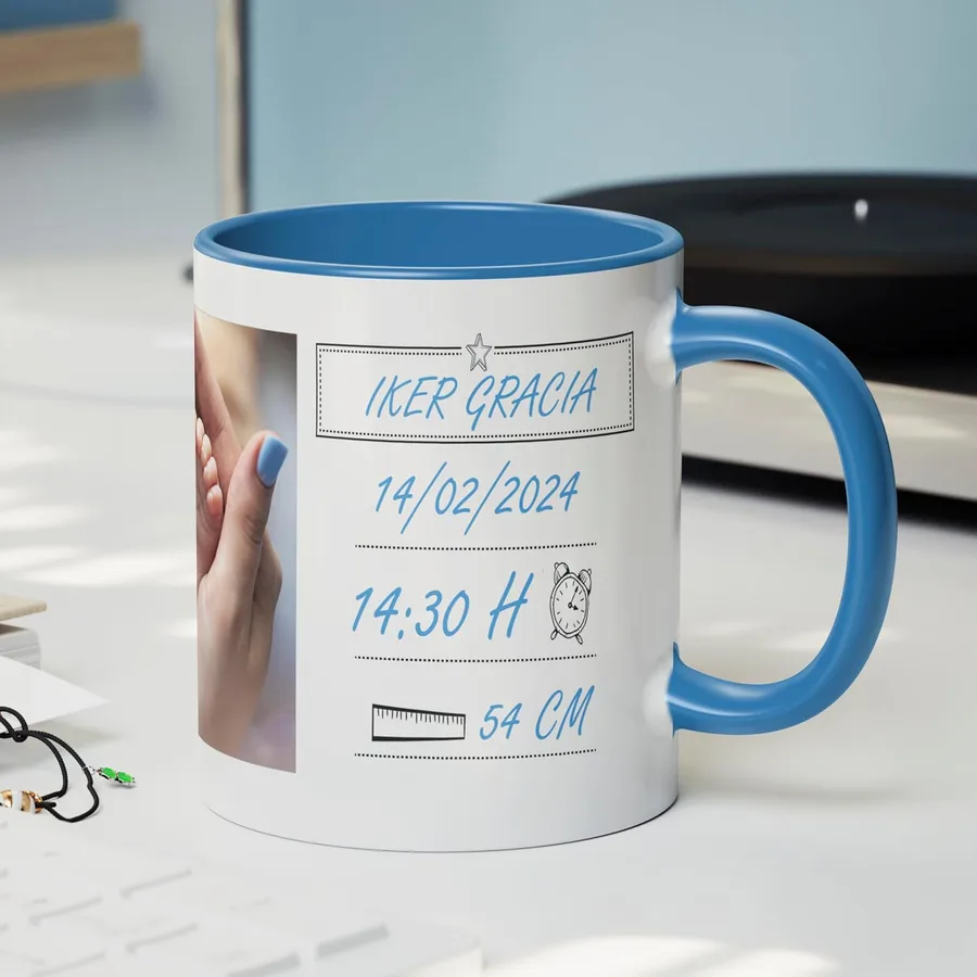 Taza con diseño de bebé con nombre, fecha, hora y medida, asa e interior azul